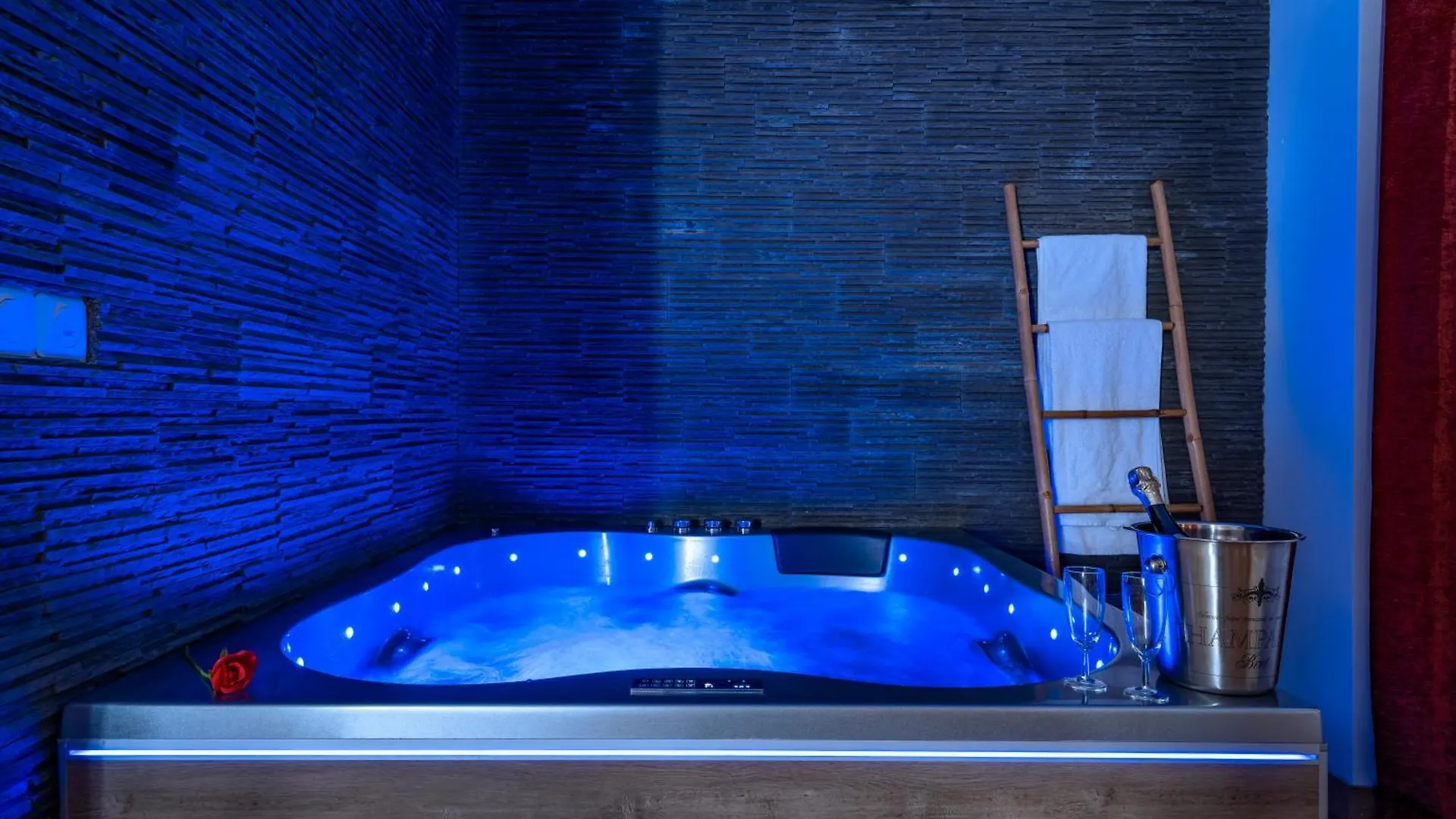 Loft Romantique - Spa Privatif - Spa Noctambulles Hyeres 0*,  France